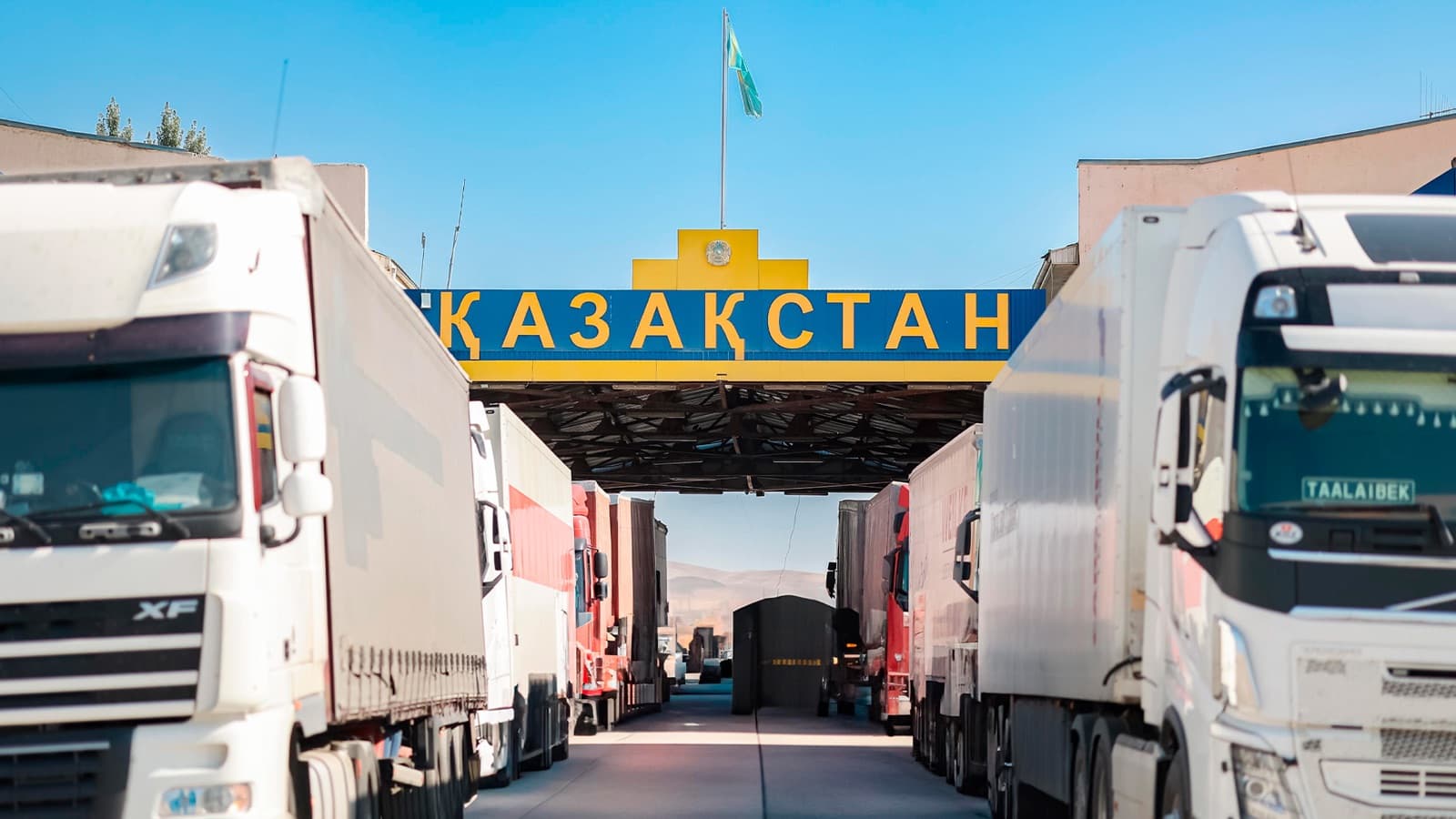 Грузовики в очереди на казахско-кыргызской границе