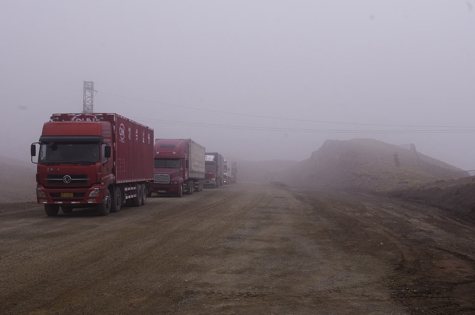 Колонна грузовиков у погранперехода Торугарт в тумане